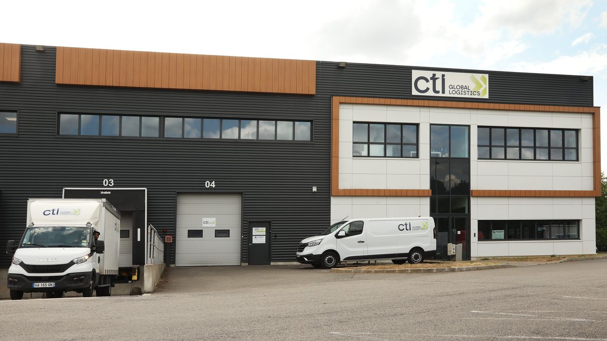 CTI box truck and van at the loading docks of the CDG hub